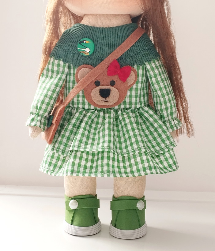 نمای نزدیک صورت عروسک روسی سبز چهارخونه - بهارک