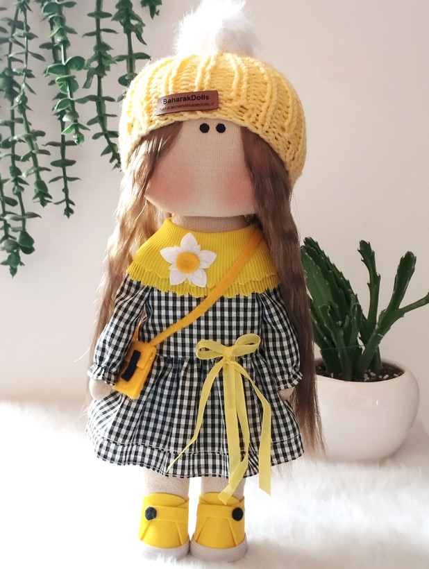 💛🖤عروسک روسی سرچرخشی دخترانه30سانتی با پیراهن چهارخونه مشکی و شال و کلاه زرد🖤💛(ارسال رایگان)