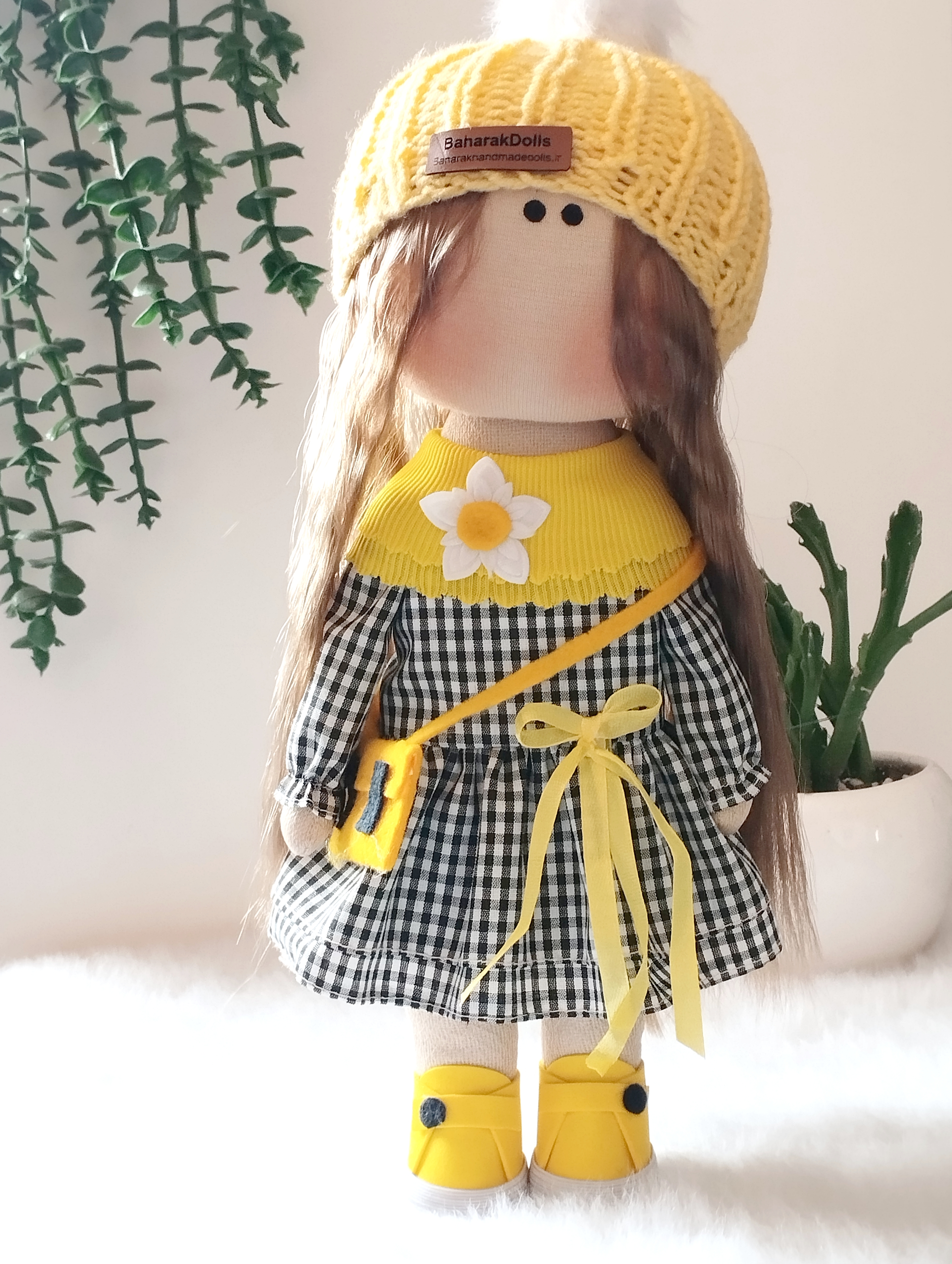💛🖤عروسک روسی سرچرخشی دخترانه30سانتی با پیراهن چهارخونه مشکی و شال و کلاه زرد🖤💛(ارسال رایگان)