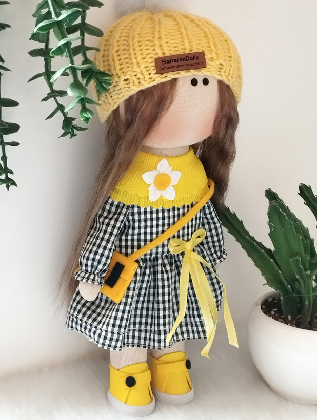 💛🖤عروسک روسی سرچرخشی دخترانه30سانتی با پیراهن چهارخونه مشکی و شال و کلاه زرد🖤💛(ارسال رایگان)