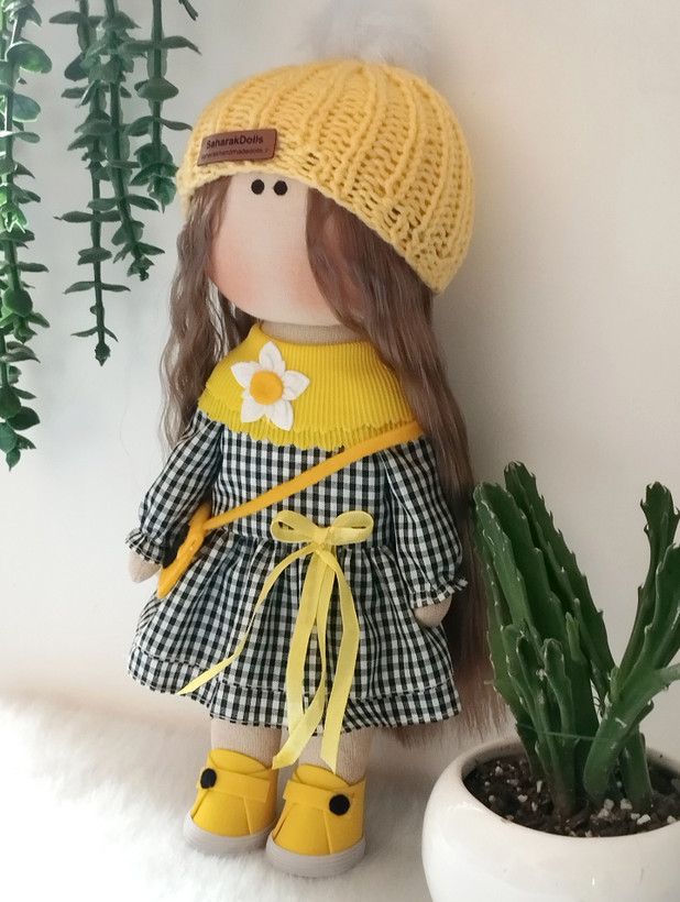 💛🖤عروسک روسی سرچرخشی دخترانه30سانتی با پیراهن چهارخونه مشکی و شال و کلاه زرد🖤💛(ارسال رایگان)