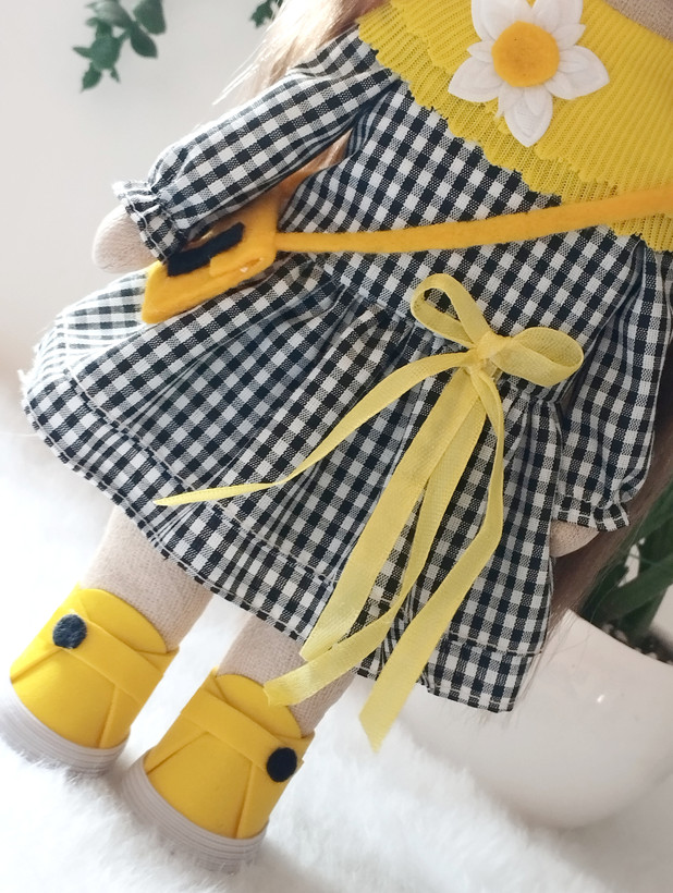 💛🖤عروسک روسی سرچرخشی دخترانه30سانتی با پیراهن چهارخونه مشکی و شال و کلاه زرد🖤💛(ارسال رایگان)