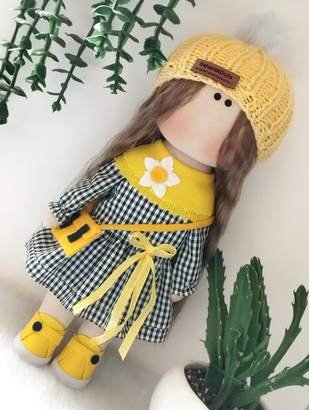 💛🖤عروسک روسی سرچرخشی دخترانه30سانتی با پیراهن چهارخونه مشکی و شال و کلاه زرد🖤💛(ارسال رایگان)